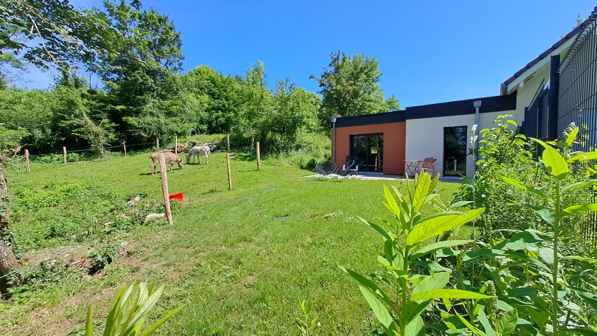 Logement Neuf A 2 Pas Du Lac La Bridoire Exterior photo